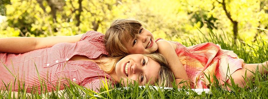Une mère et sa fille couchées dans l'herbe