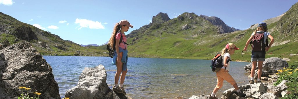 Des enfants en randonnée autour d'un lac