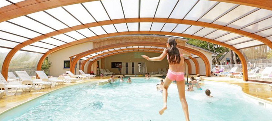 Vacances en camping avec piscine couverte et chauffée